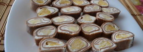 сладкие блинные роллы с творогом и фруктами. Шаг 13