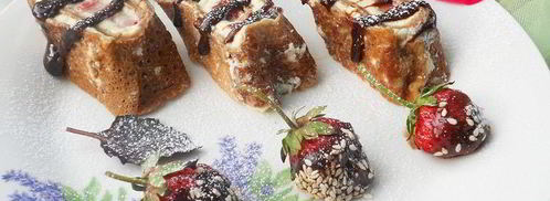 сладкие роллы из шоколадных блинчиков с клубникой и лимонным курдом. Шаг 11