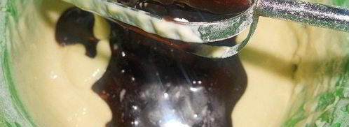 сладкие роллы из шоколадных блинчиков с клубникой и лимонным курдом. Шаг 3