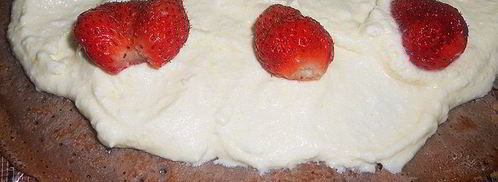 сладкие роллы из шоколадных блинчиков с клубникой и лимонным курдом. Шаг 10