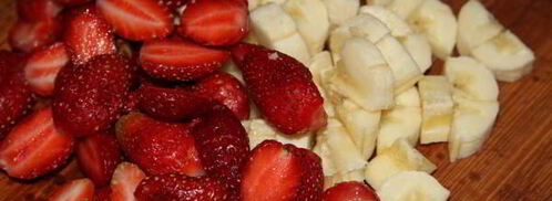 спринг-роллы с творогом, клубникой и бананом. Шаг 2