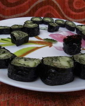 Сыроедческие роллы с огурцом и рукколой