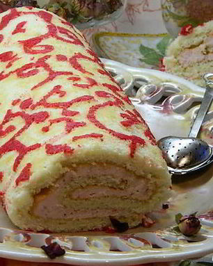 Бисквитный рулет с клубникой Праздничный