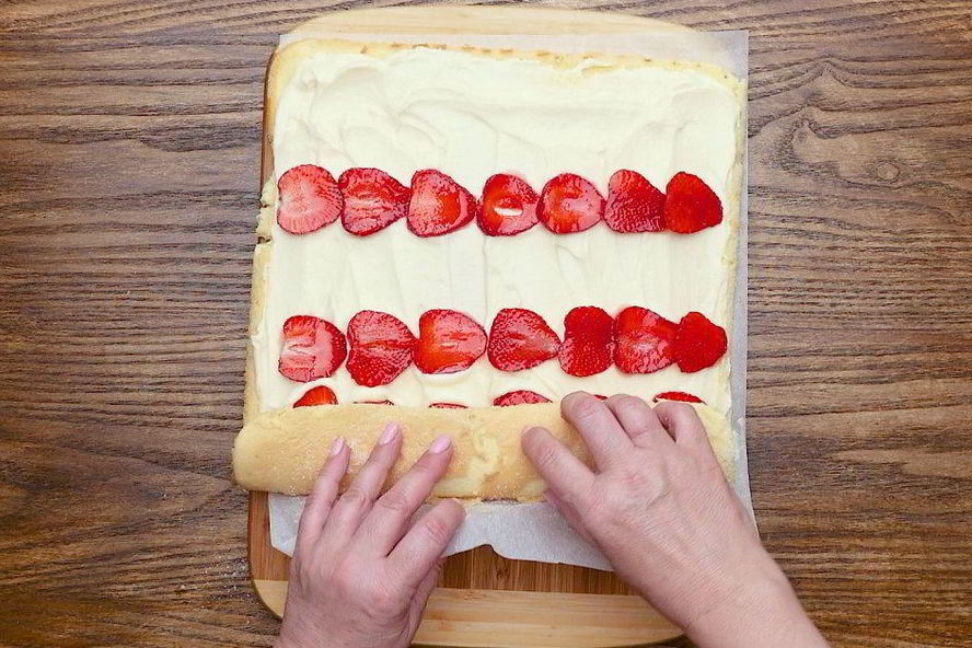 Рецепт бисквитный рулет с клубникой