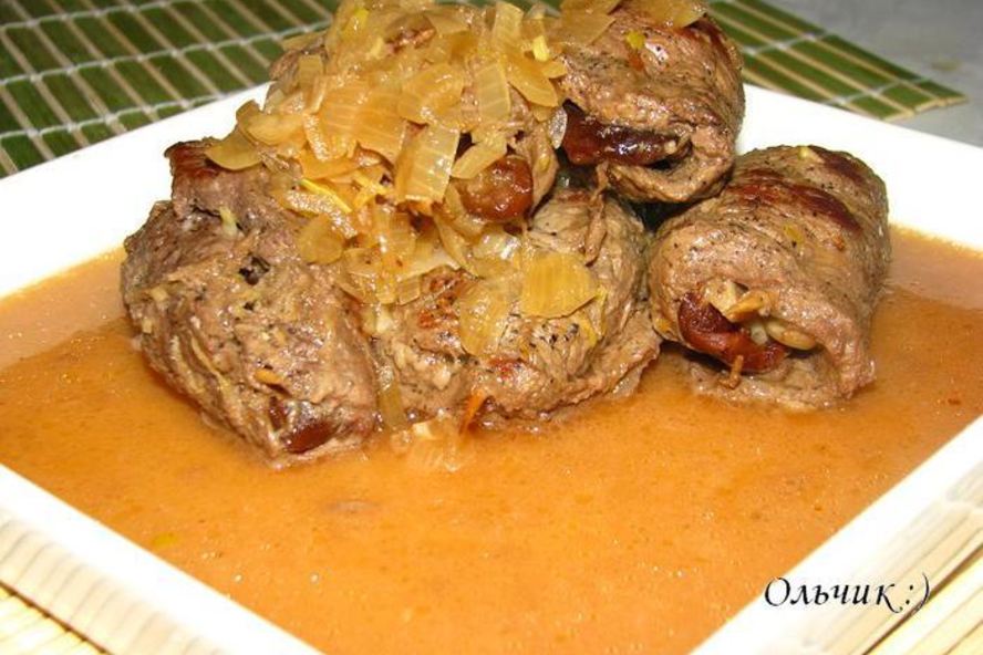 Рецепт говяжьи рулетики со сливой и миндалем