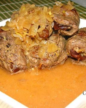 Говяжьи рулетики со сливой и миндалем