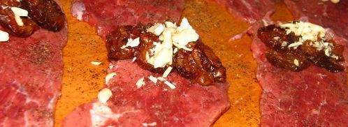 говяжьи рулетики со сливой и миндалем. Шаг 2