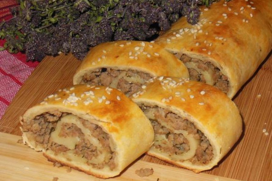 Рецепт картофельный рулет с фаршем