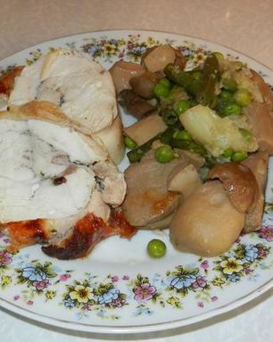 Куриный рулет с белыми грибами и овощами