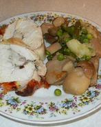 Куриный рулет с белыми грибами и овощами