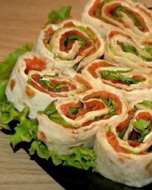 Легкий закусочный рулет с семгой