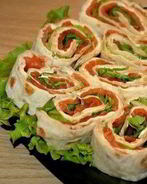 Легкий закусочный рулет с семгой