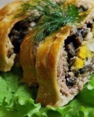Мясной рулет с грибами и сыром в слоеном тесте
