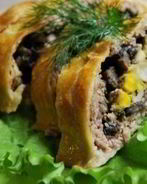 Мясной рулет с грибами и сыром в слоеном тесте