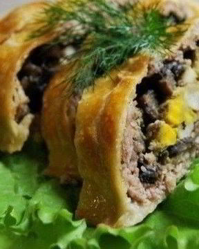 Мясной рулет с грибами и сыром в слоеном тесте