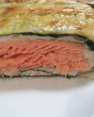 Разноцветный рулет из лососевой форели