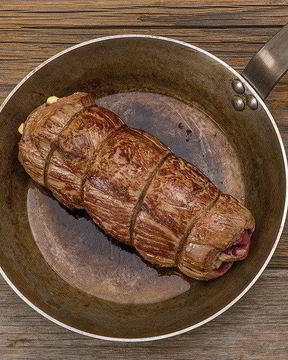 Рулет из говядины с запечеными овощами и бальзамико