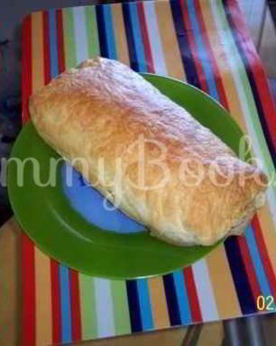 Рулет из слоеного теста с капустой и фетой