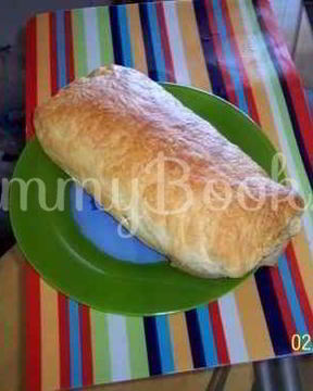 Рулет из слоеного теста с капустой и фетой