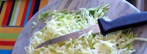 рулет из слоеного теста с капустой и фетой. Шаг 13