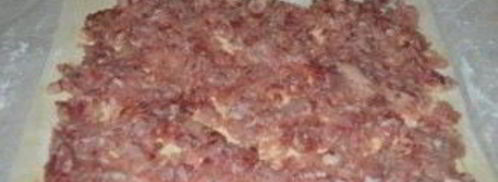 рулет из слоеного теста с начинкой. Шаг 2