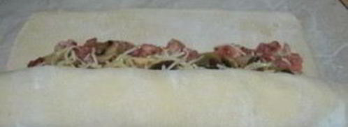 рулет из слоеного теста с начинкой. Шаг 6