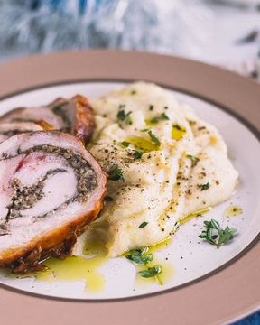 Рулет из свинины с грибной начинкой