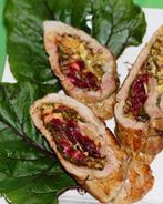 Рулет из свинины со свекольной ботвой и сыром