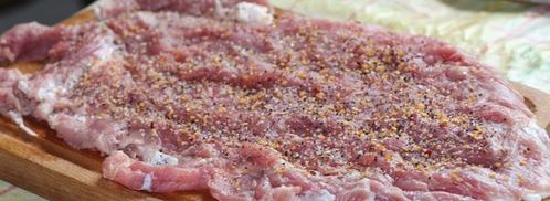 рулет из свинины со свекольной ботвой и сыром. Шаг 2