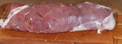 рулет из свинины со свекольной ботвой и сыром. Шаг 8