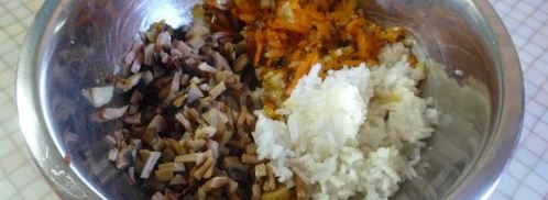 рулет кальмары фаршированные грибами и рисом. Шаг 4