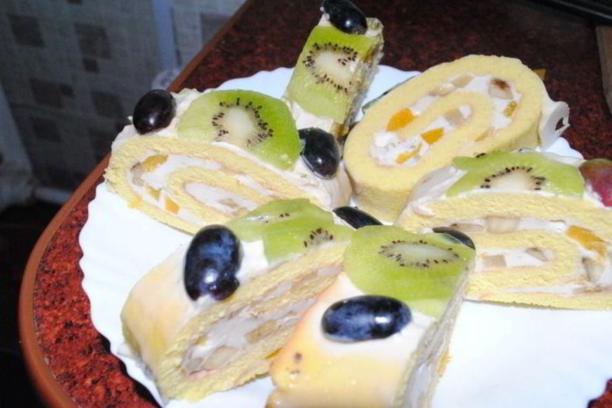 Рецепт рулет с персиками и ананасом
