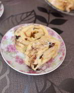 Рулет с яблоком и черносливом