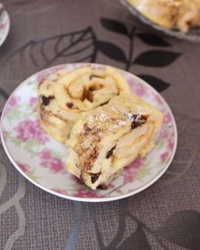 Рулет с яблоком и черносливом