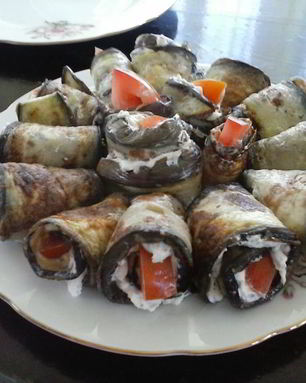 Рулетики из баклажанов с брынзой и помидорами