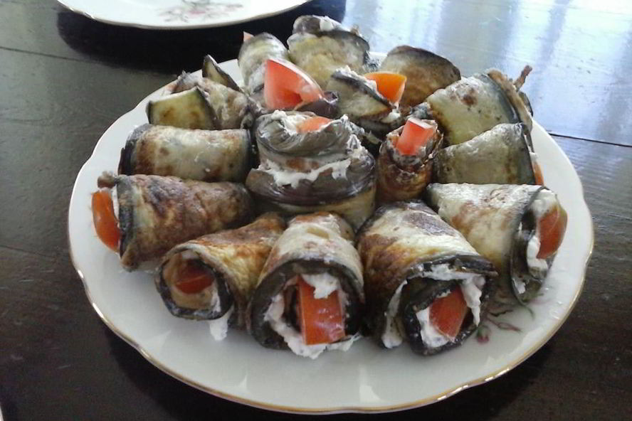 Рецепт рулетики из баклажанов с брынзой и помидорами