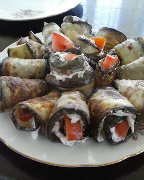 Рулетики из баклажанов с брынзой и помидорами