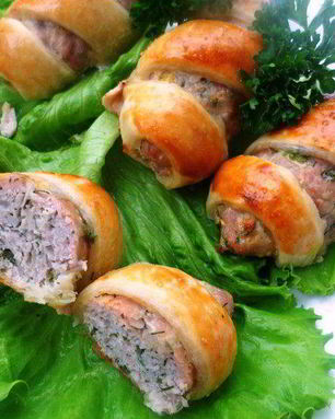 Рулетики из фарша в слоеном тесте