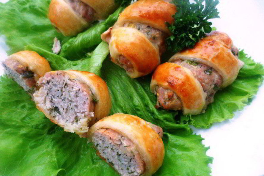 Рецепт рулетики из фарша в слоеном тесте