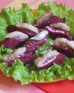 Рулетики из ржаных блинчиков с селедкой