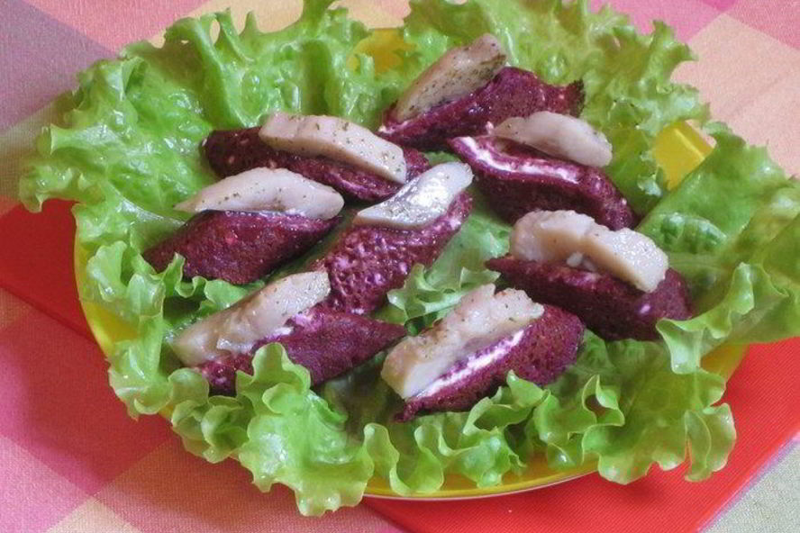 Рецепт рулетики из ржаных блинчиков с селедкой