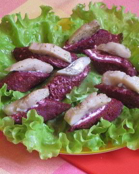 Рулетики из ржаных блинчиков с селедкой