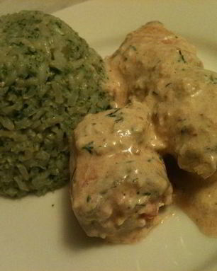 Рулетики из семги с креветками в сливочном соусе и необработанным рисом со шпинатом