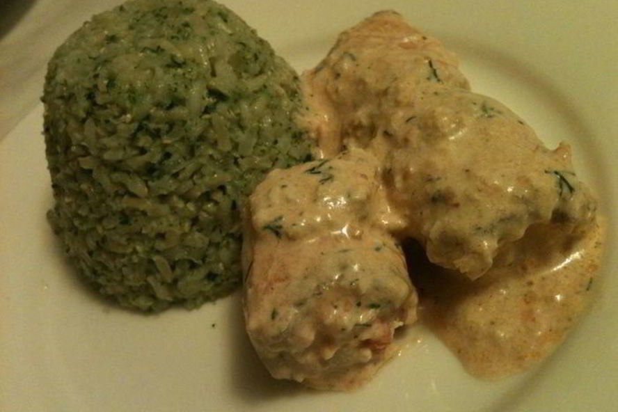 Рецепт рулетики из семги с креветками в сливочном соусе и необработанным рисом со шпинатом