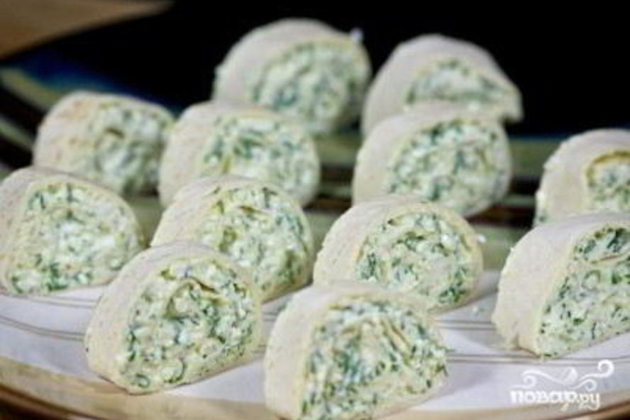Рецепт рулетики из тортильи с сыром и чесноком