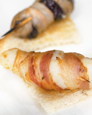 Рулеты из гребешков и чернослива на тостах