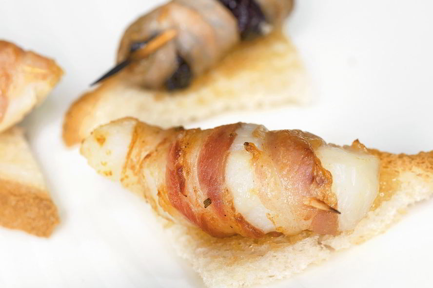 Рецепт рулеты из гребешков и чернослива на тостах