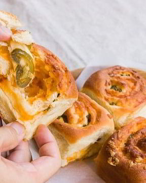 Рулеты с сыром и перцем