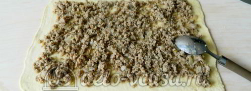 слоеный рулет с фаршем. Шаг 4