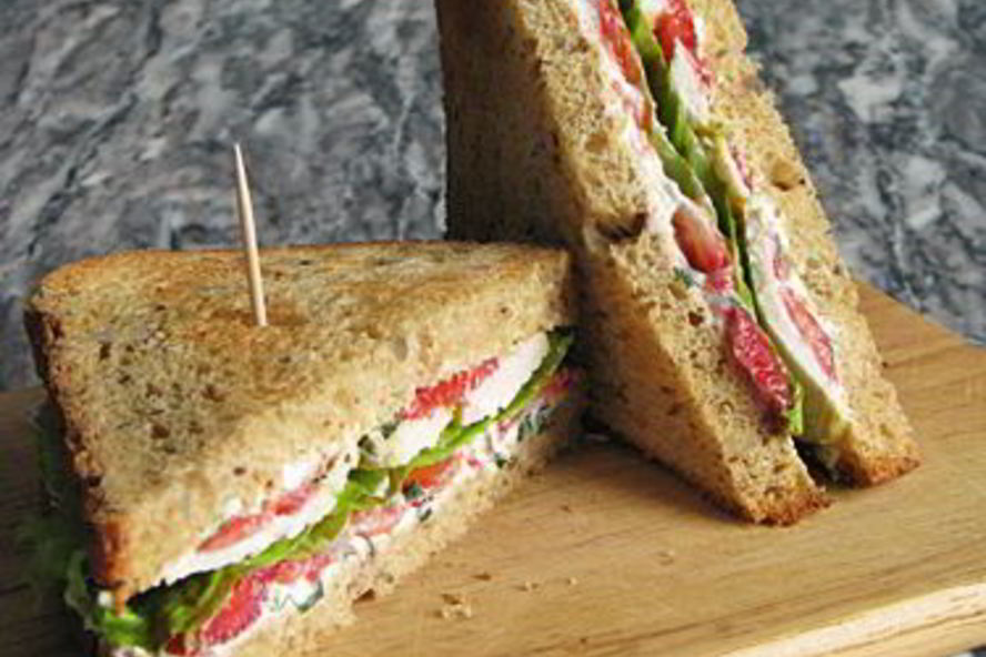 Рецепт клубничный сэндвич с курицей и мягким сыром